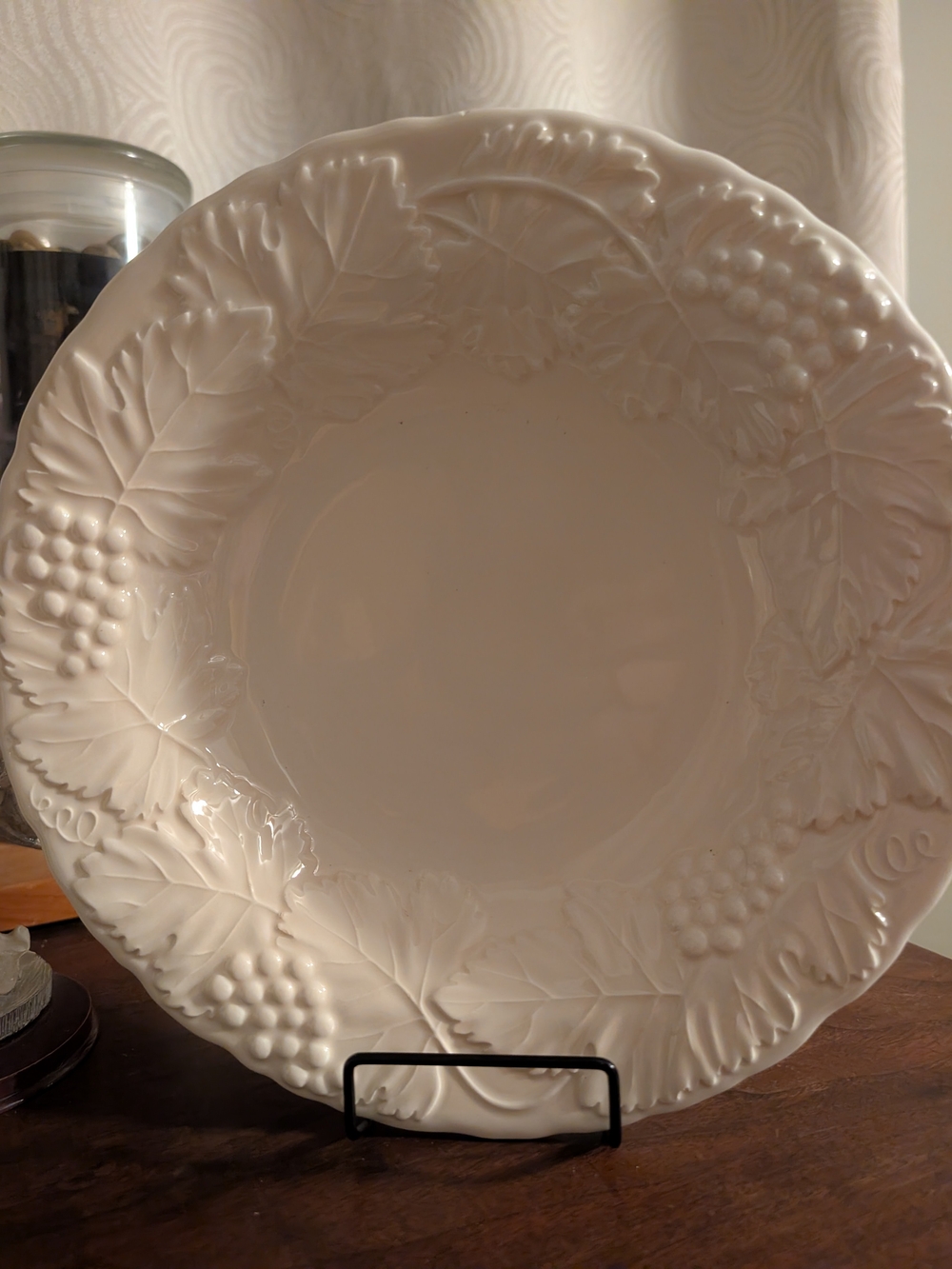 Williams Sonoma  Napa Pasta Soup Bowls 7 Embossed Grape Leaf
